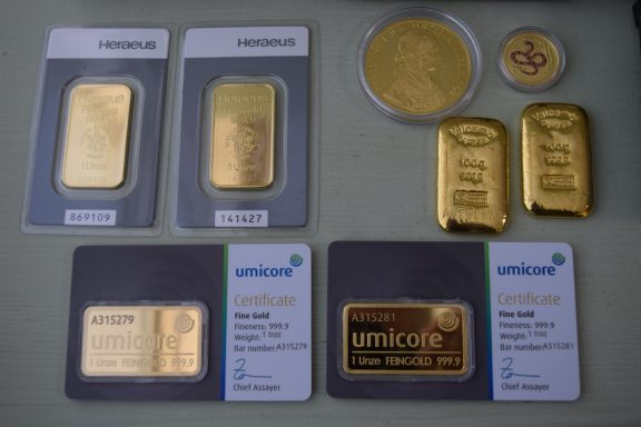Alle Arten von Goldbarren